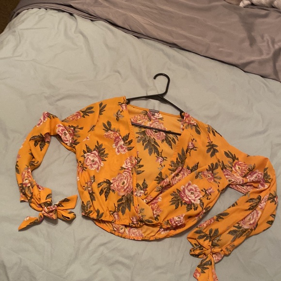 Crop top long sleeve with cut open sleeves - Picture 2 of 3